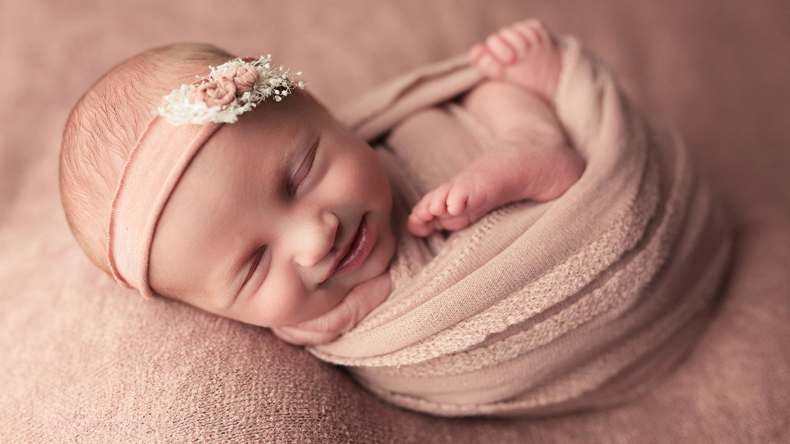baby photographer in ankeny iowa photo of baby smiling